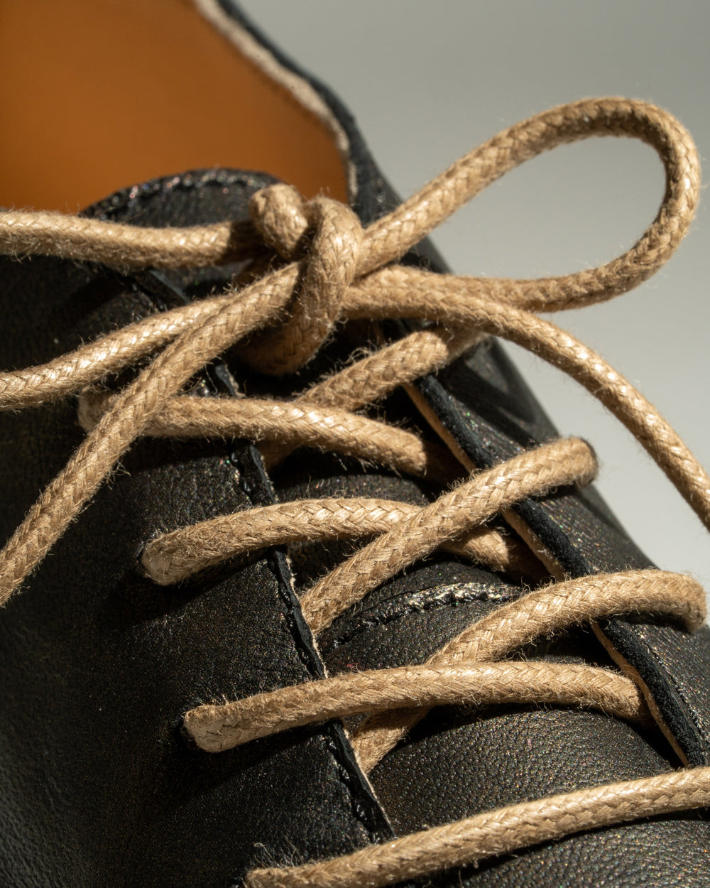 Juniper Cat Desert Boot, lacing close-up